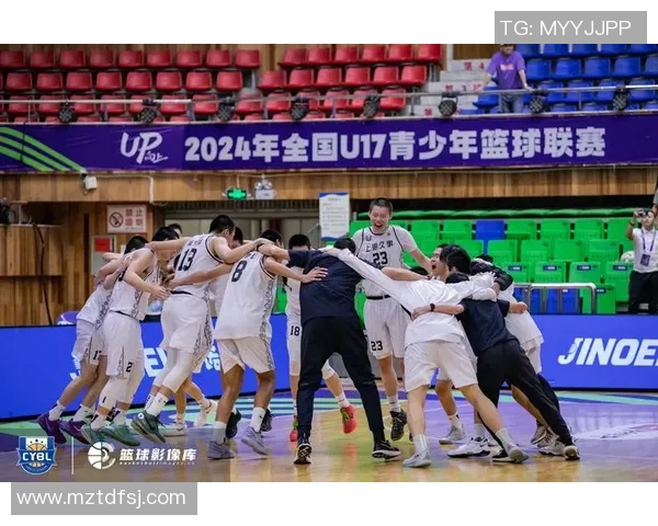 伊朗与中国蓝队激战正酣展现篮球魅力与团队精神的巅峰对决 伊朗与中国蓝队激战正酣展现篮球魅力与团队精神的巅峰对决