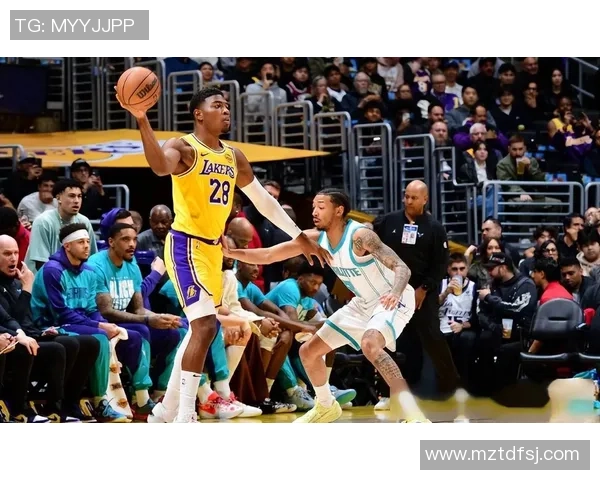 湖人对阵黄蜂的精彩对决分析与球员表现点评