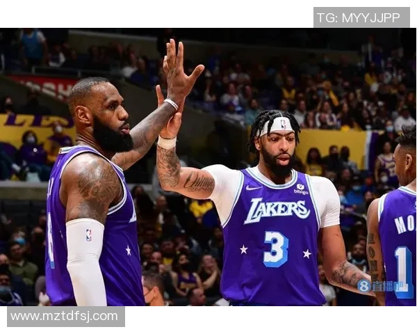 贝弗利与詹姆斯的对决谁能笑到最后篮球场上的激烈碰撞与精彩瞬间